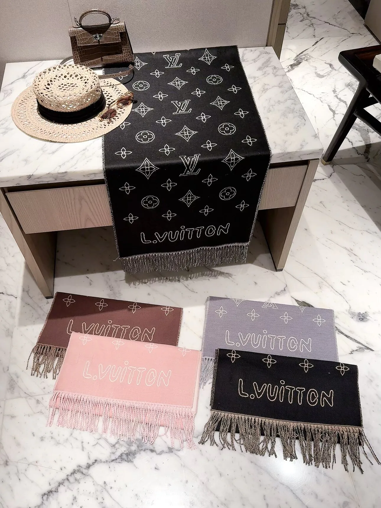 Scarves LOUIS VUITTON 18377556