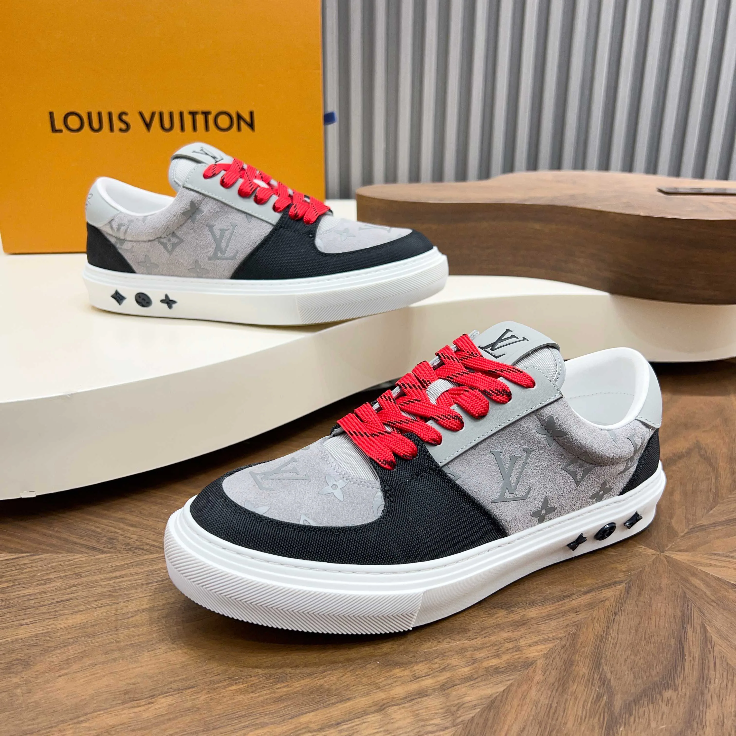 Men's Sneakers LOUIS VUITTON 18117094