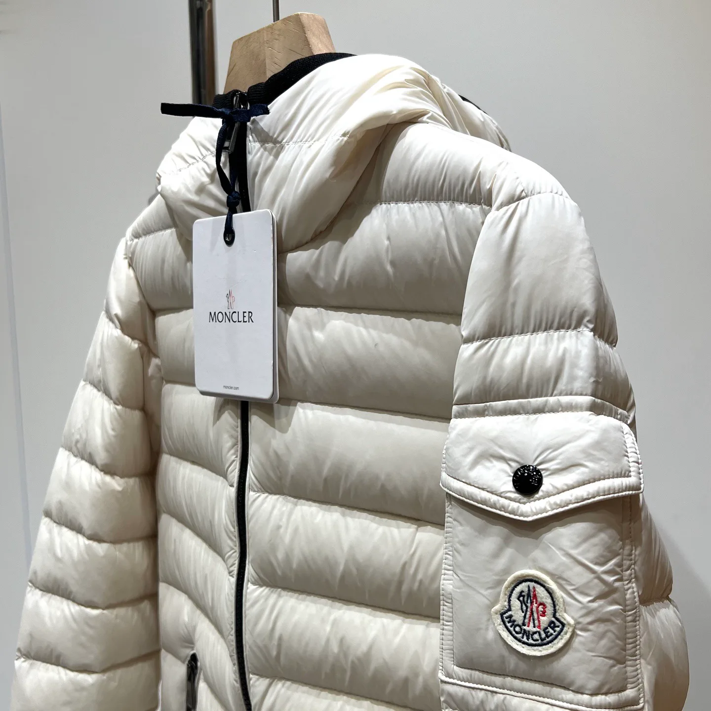 Women's Jackets And Down Jackets MONCLER 18336958