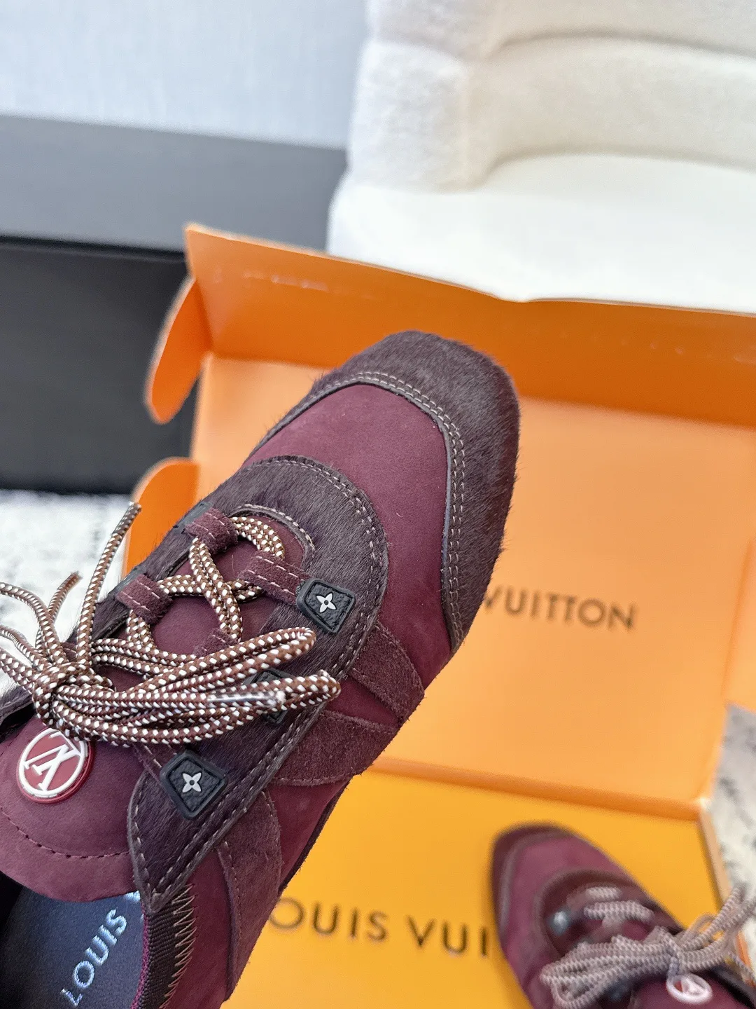 Women's Sneakers LOUIS VUITTON 18409657