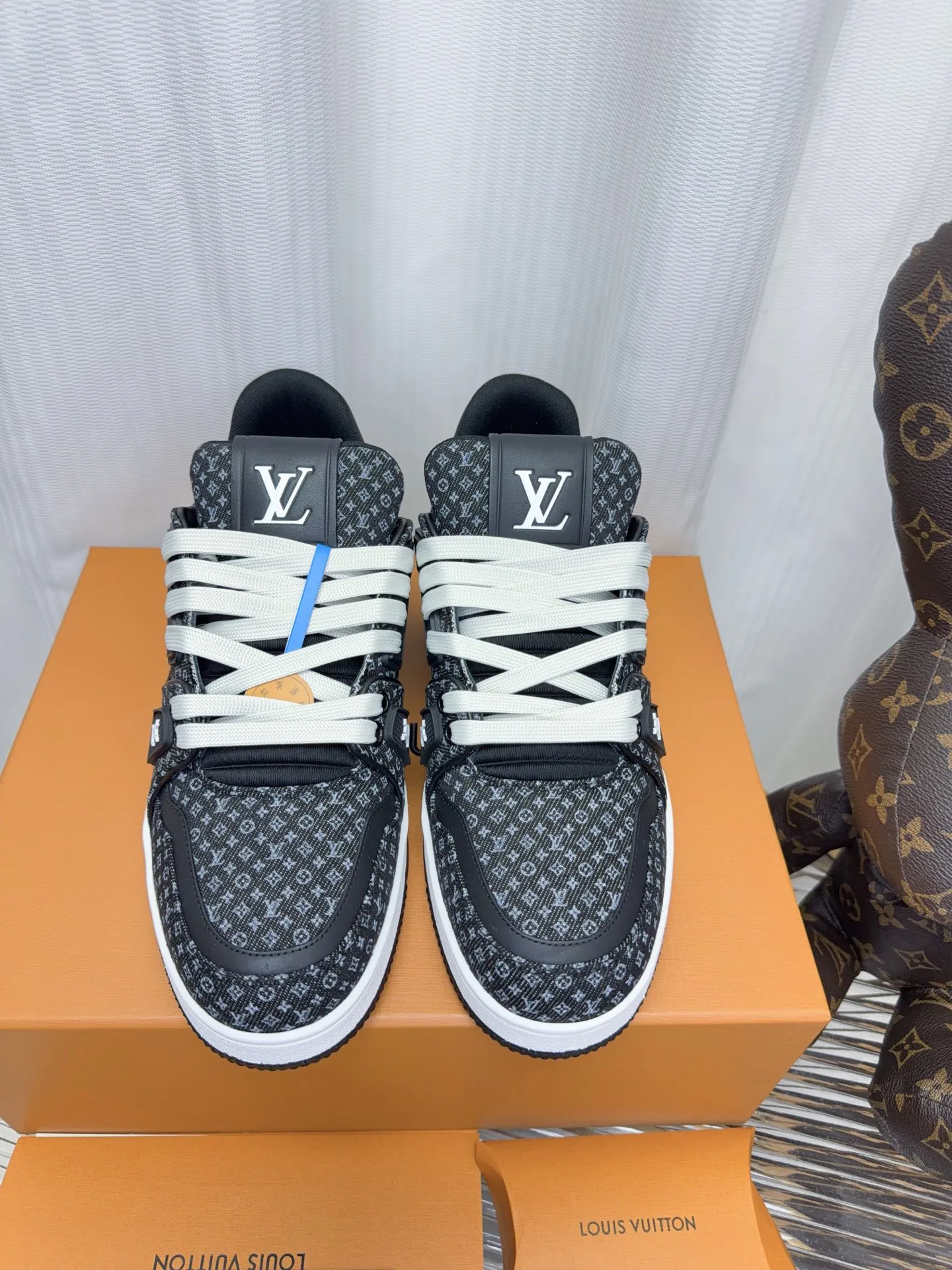 Women's Sneakers LOUIS VUITTON 18234386