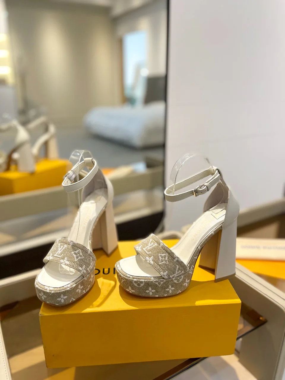 Women's Open-Toe Sandals LOUIS VUITTON 17946840