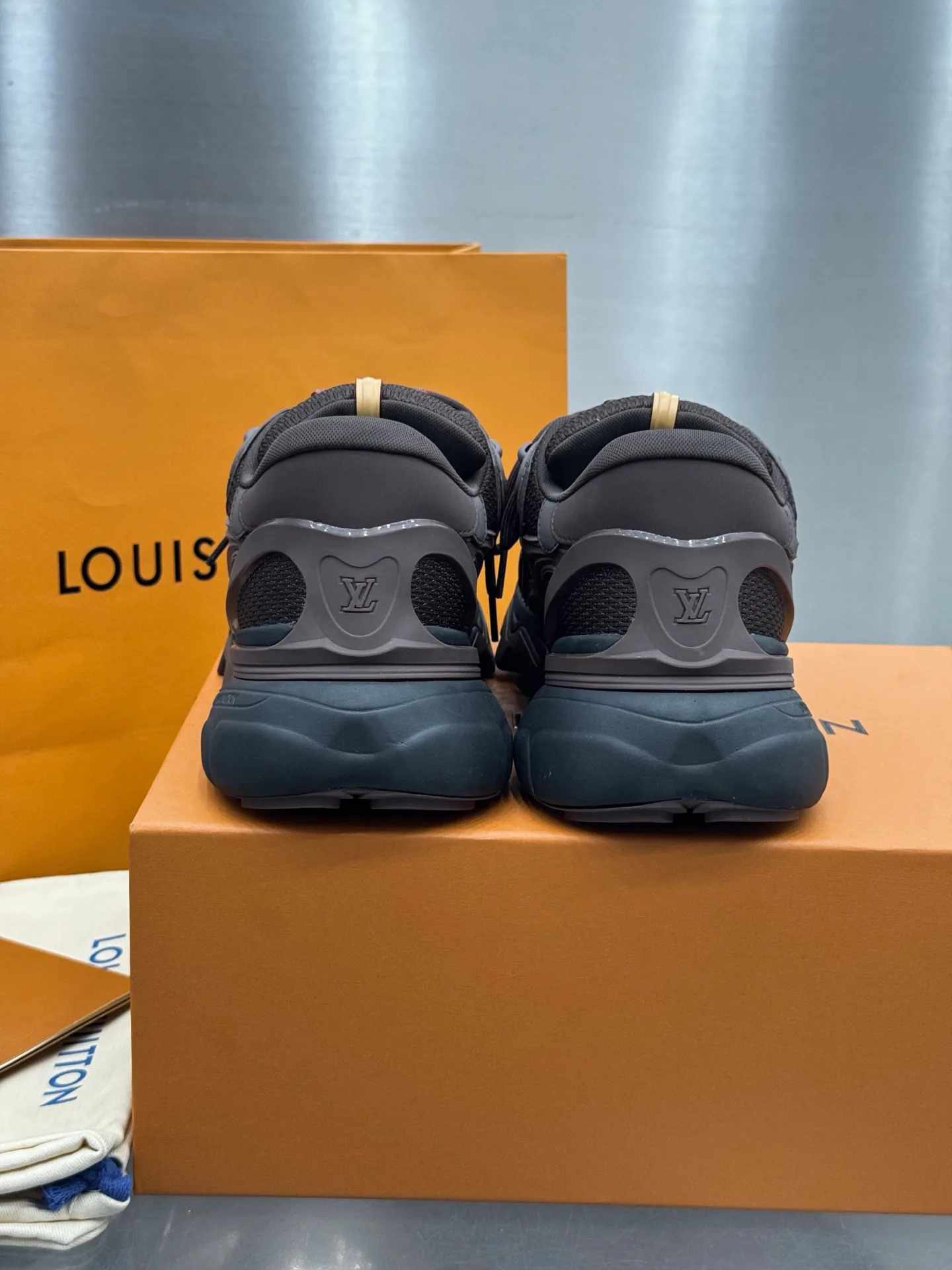 Men's Sneakers LOUIS VUITTON 18202617