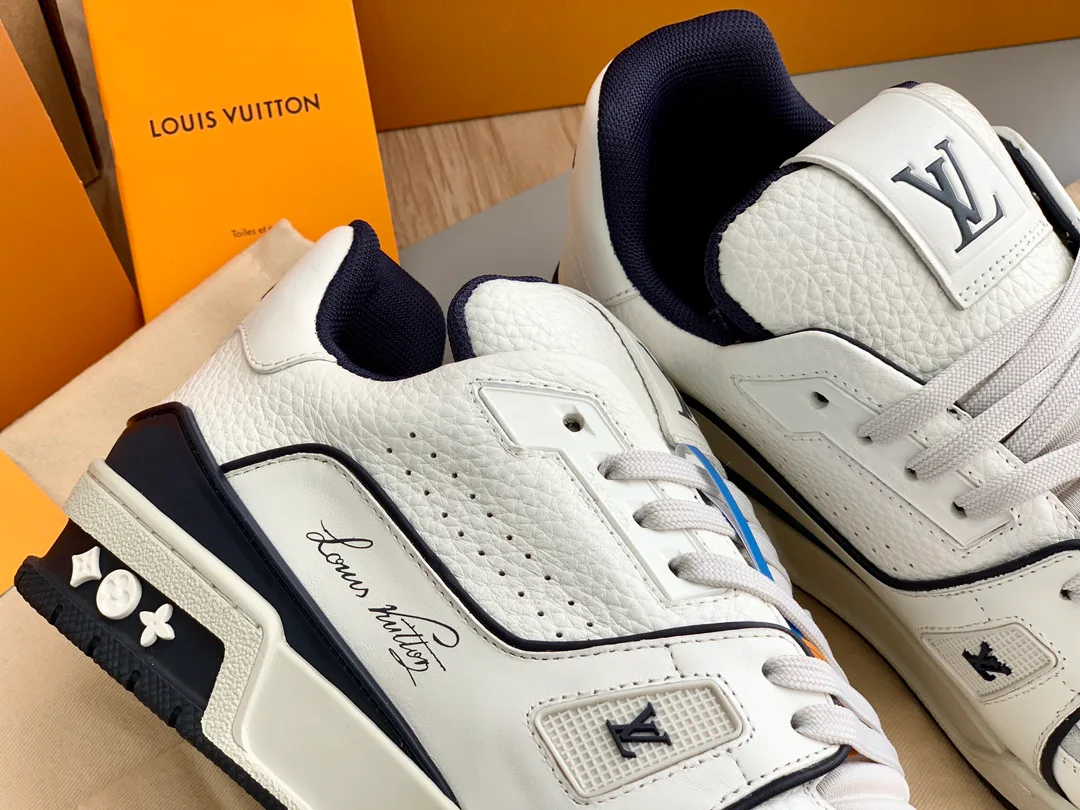 Women's Sneakers LOUIS VUITTON 18014141