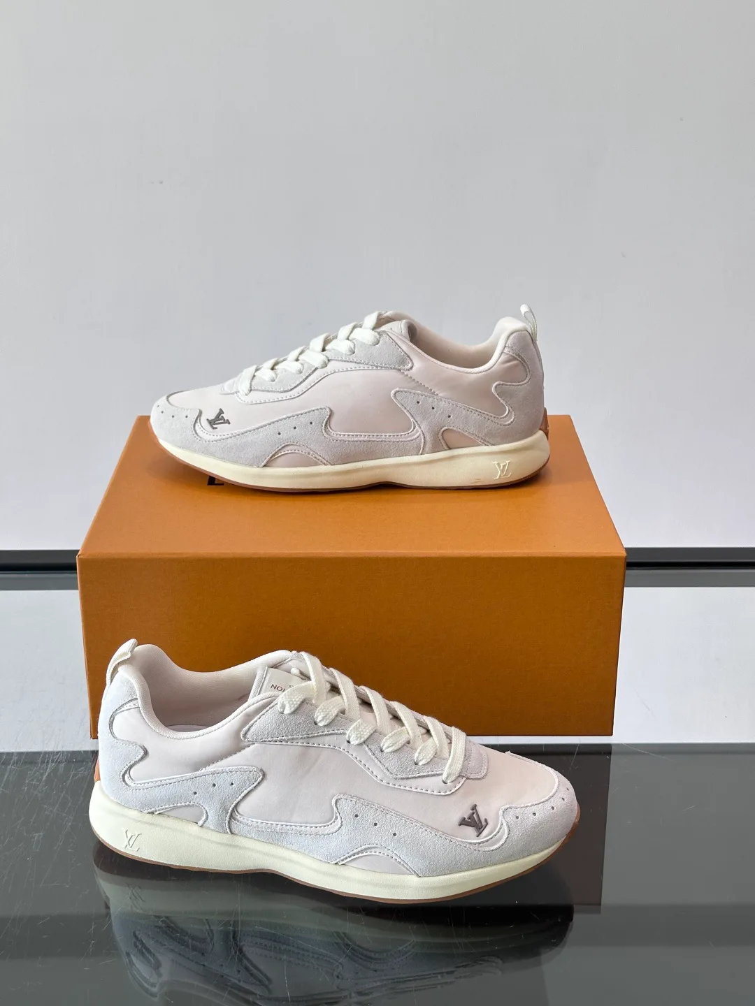 Women's Sneakers LOUIS VUITTON 17869452
