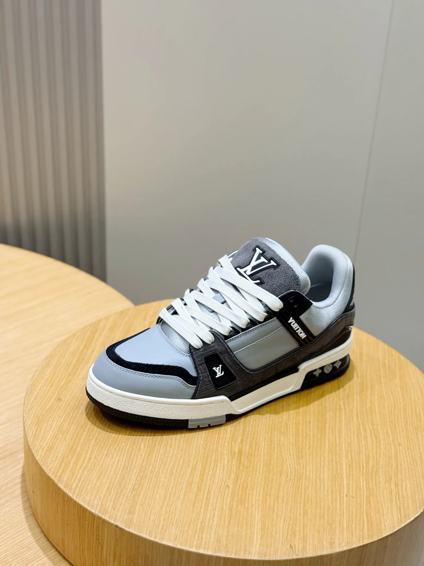 Men's Sneakers LOUIS VUITTON 18400371