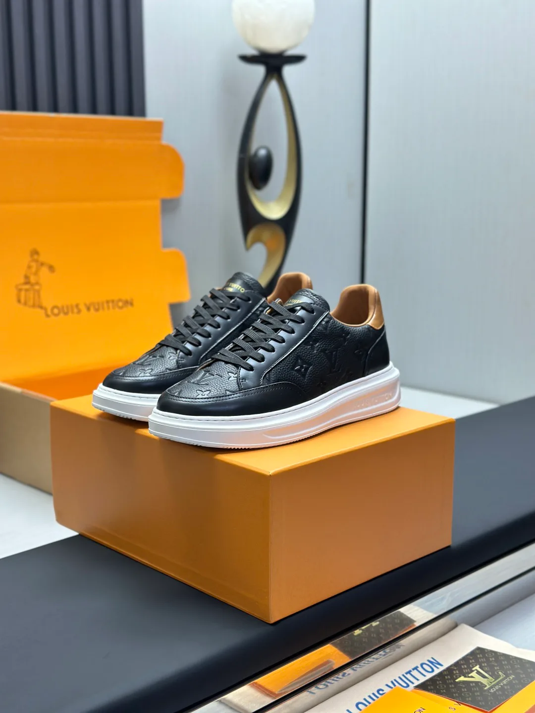 Men's Sneakers LOUIS VUITTON 18555435