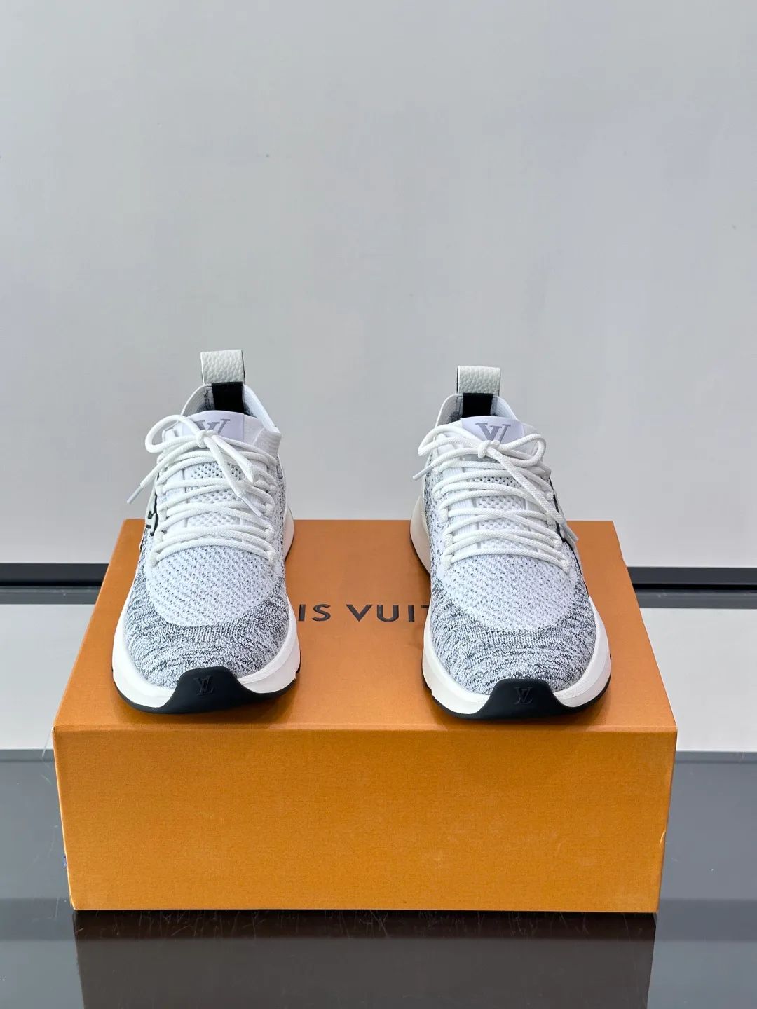 Men's Sneakers LOUIS VUITTON 18102387