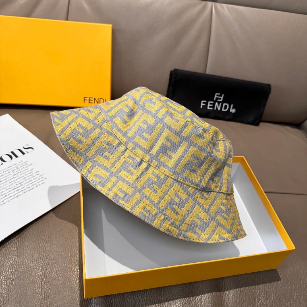 Hats FENDI 17604827