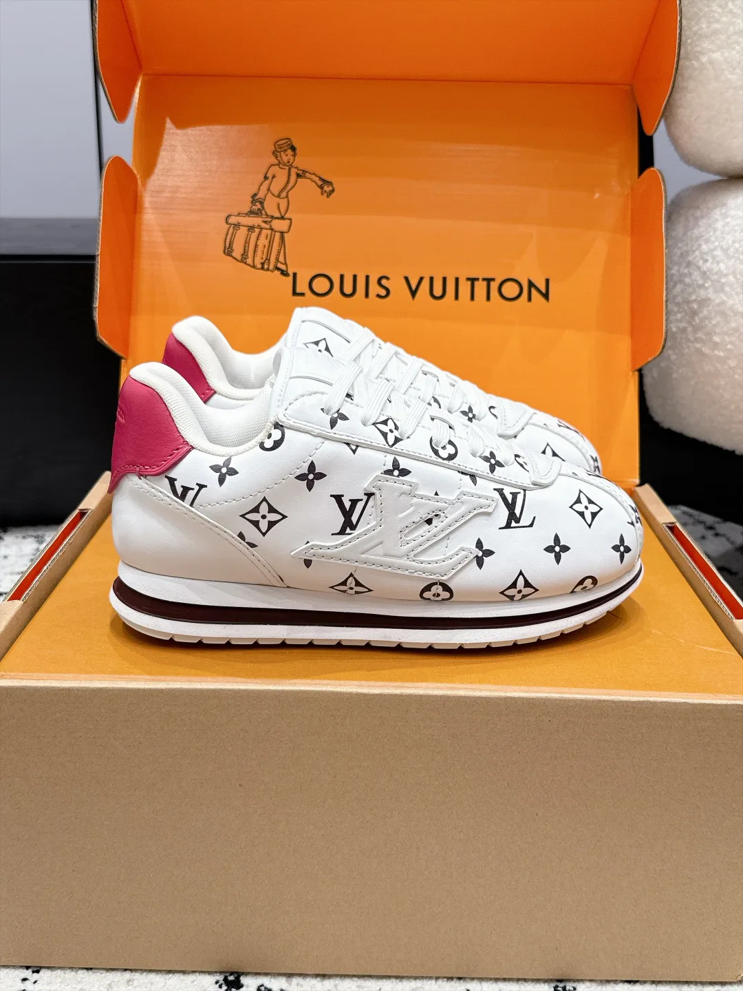 Women's Sneakers LOUIS VUITTON 18406474