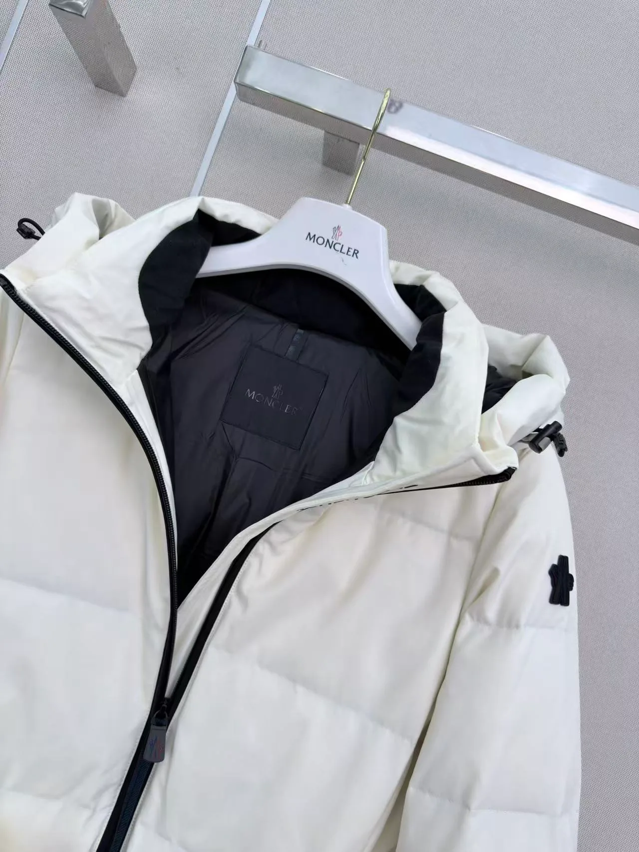 Women's Jackets And Down Jackets MONCLER 18402392