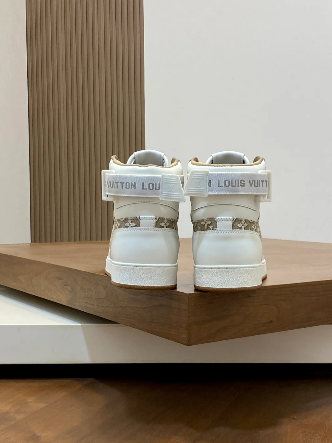 Men's Sneakers LOUIS VUITTON 18399954