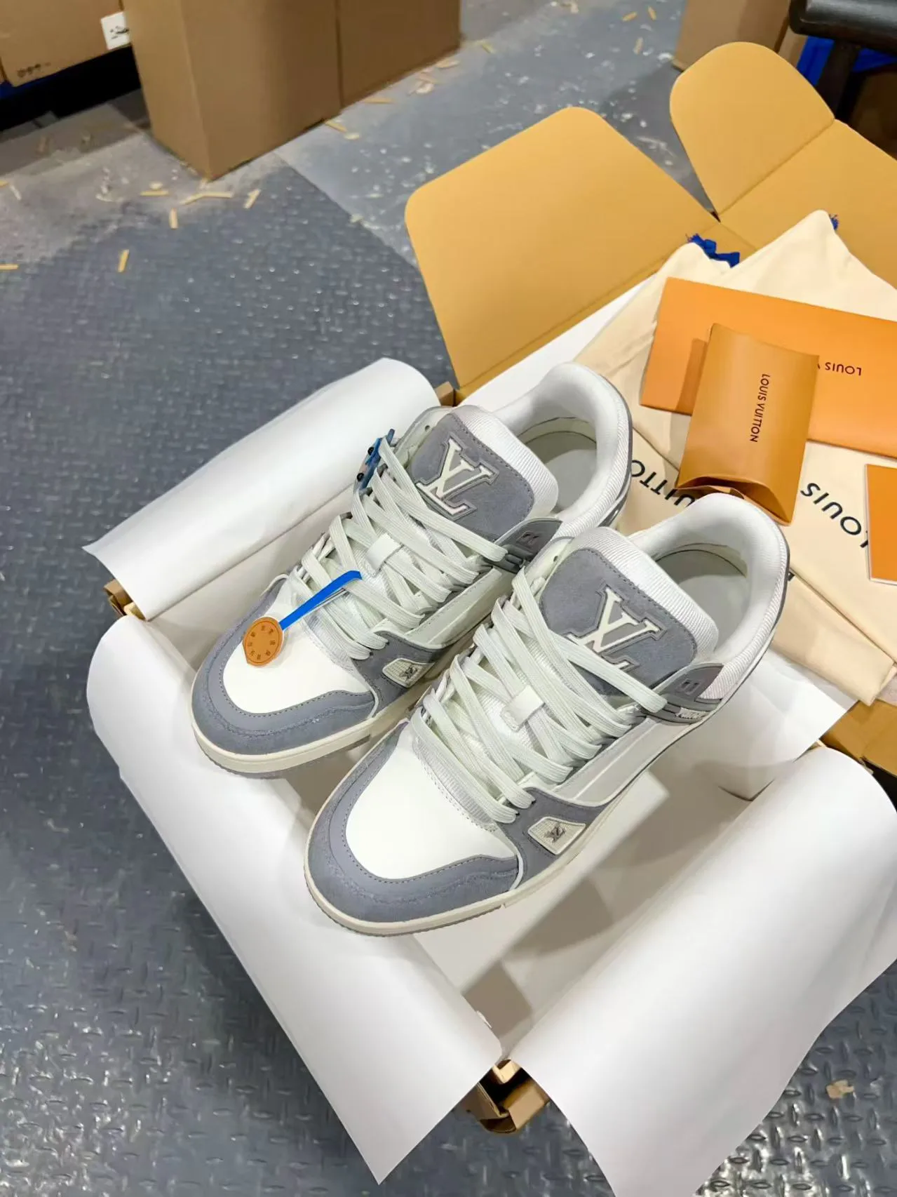 Men's Sneakers LOUIS VUITTON 18170740
