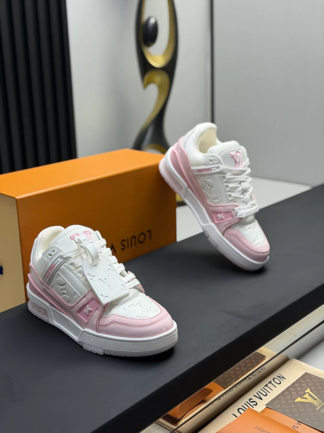 Women's Sneakers LOUIS VUITTON 18011596