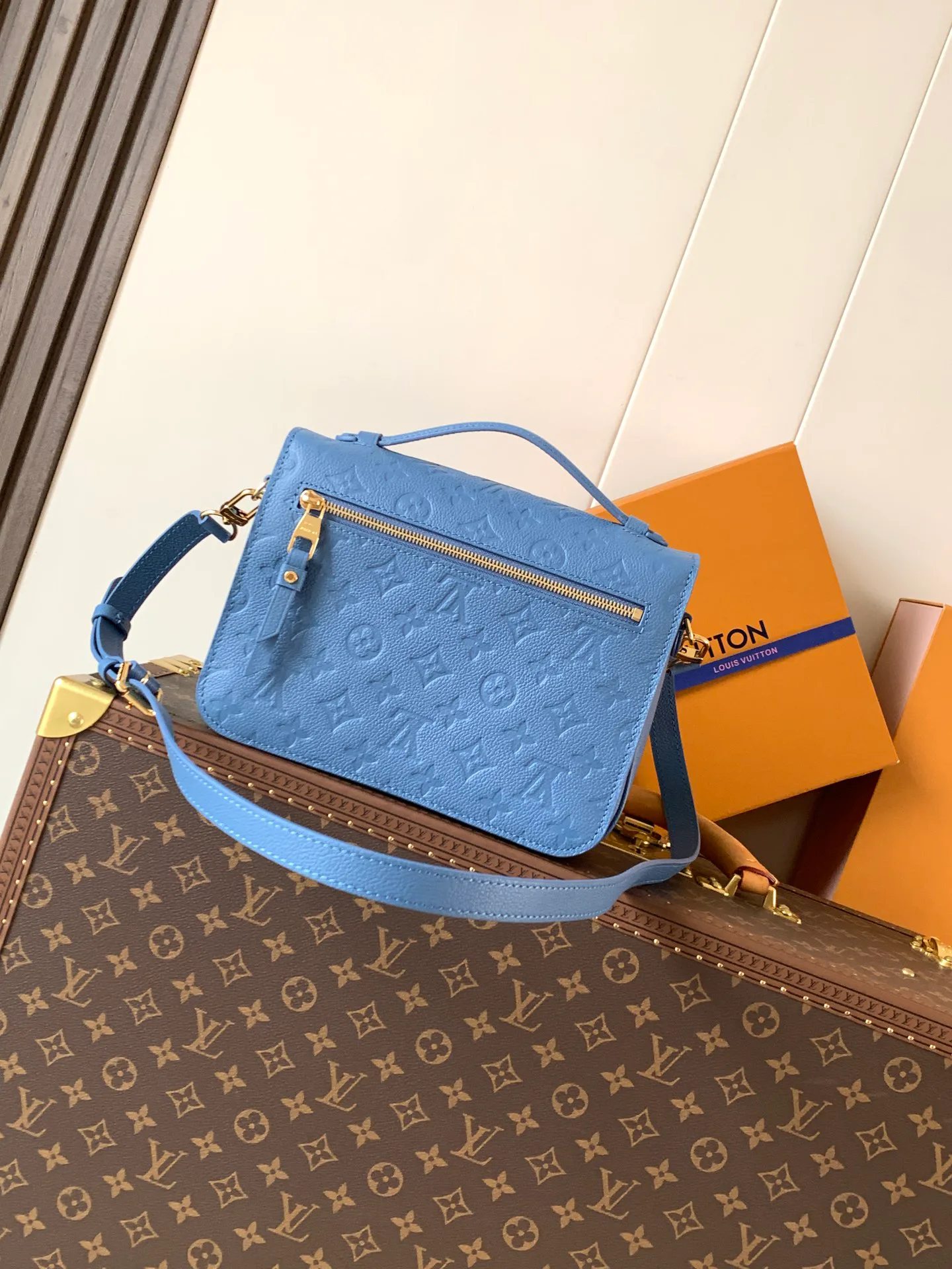 Women's Shoulder Bags LOUIS VUITTON 18153216