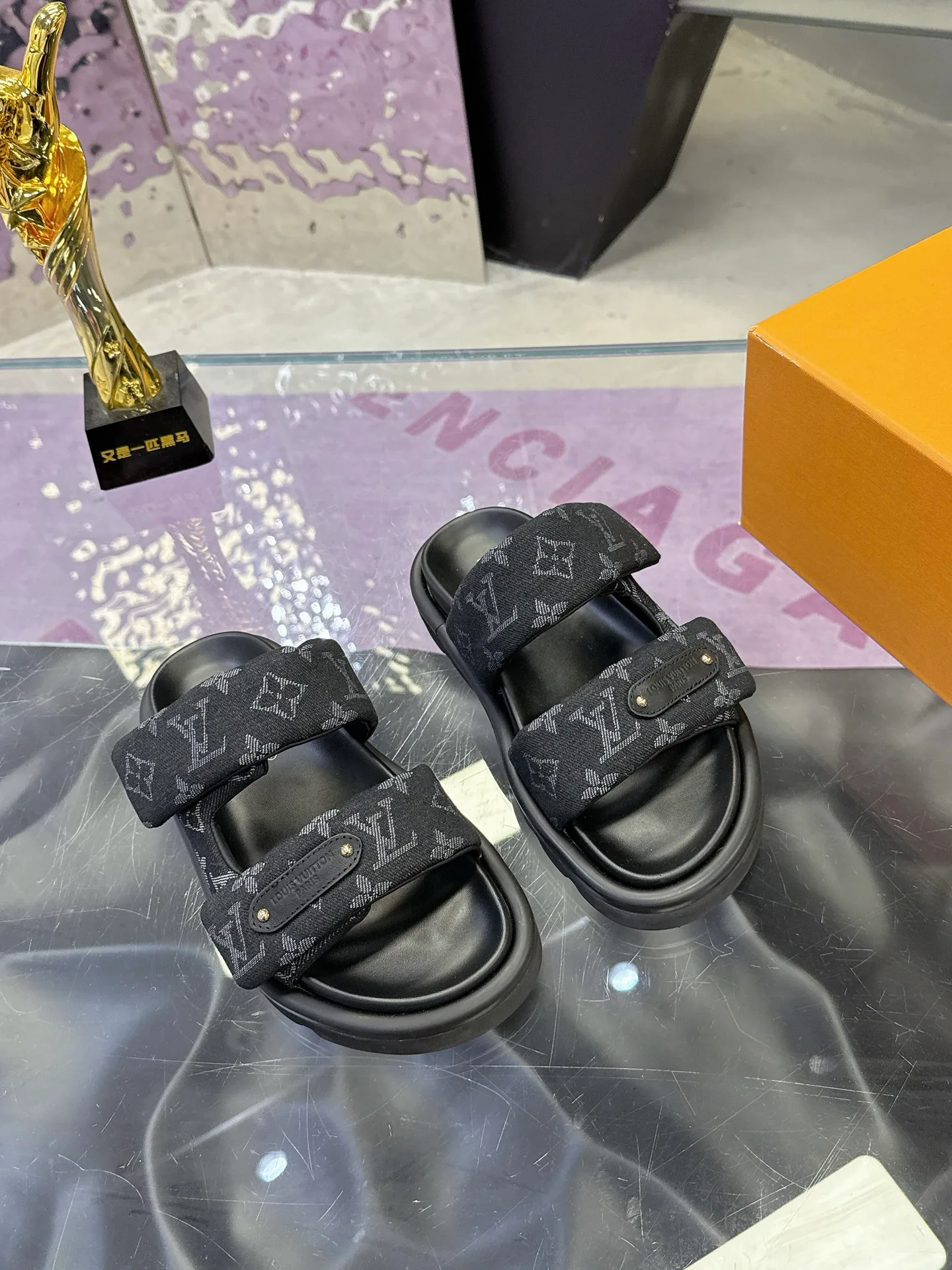 Women's Flip-Flops LOUIS VUITTON 17530464