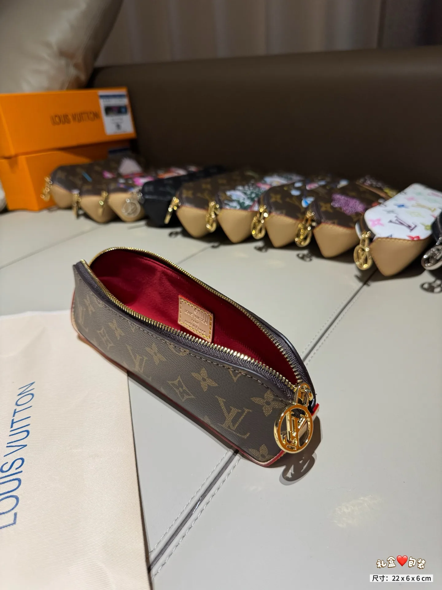 Women's Clutches LOUIS VUITTON 17907253