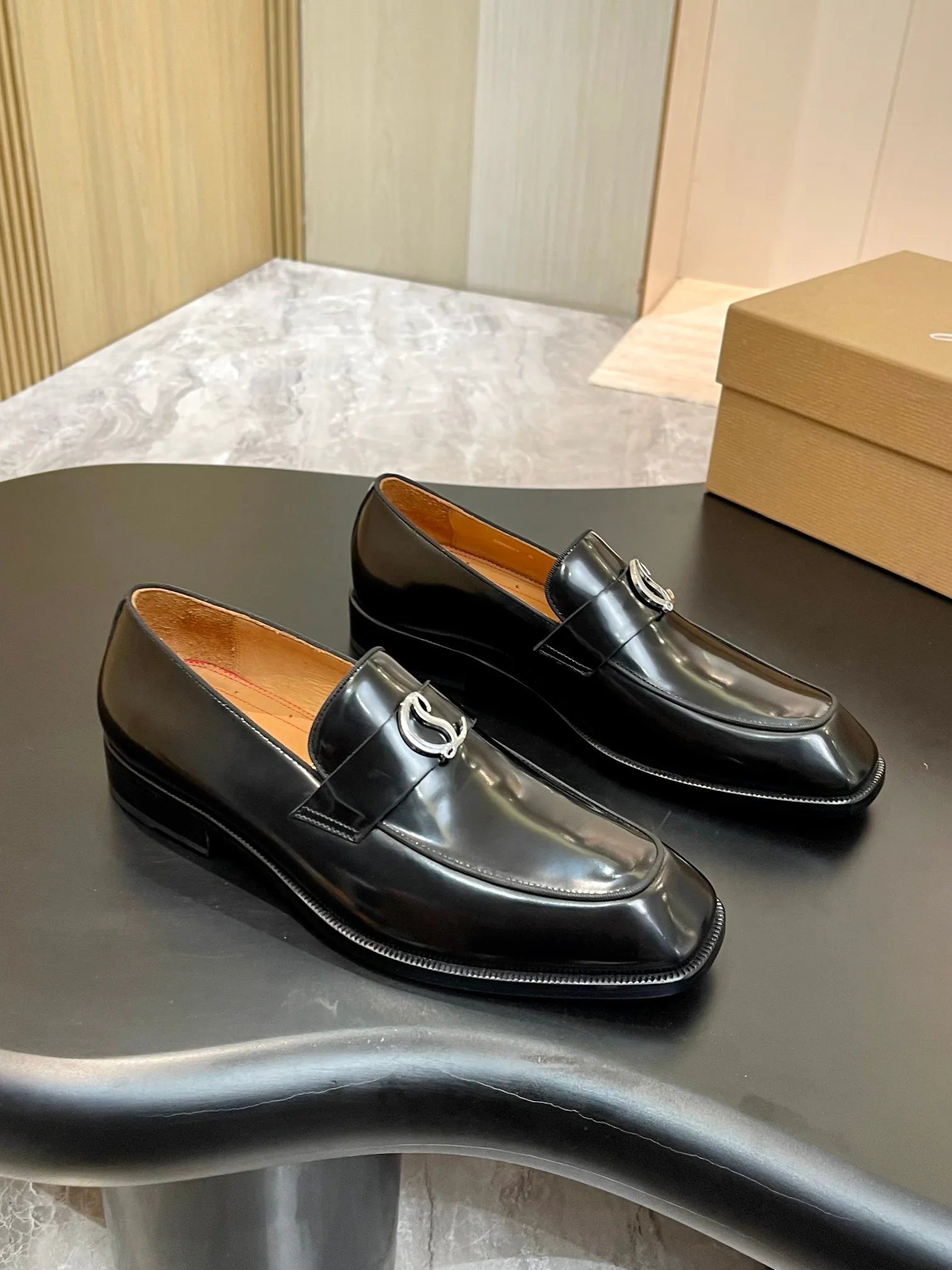 Men's Loafers And Dress Shoes CHRISTIAN LOUBOUTIN 18119112