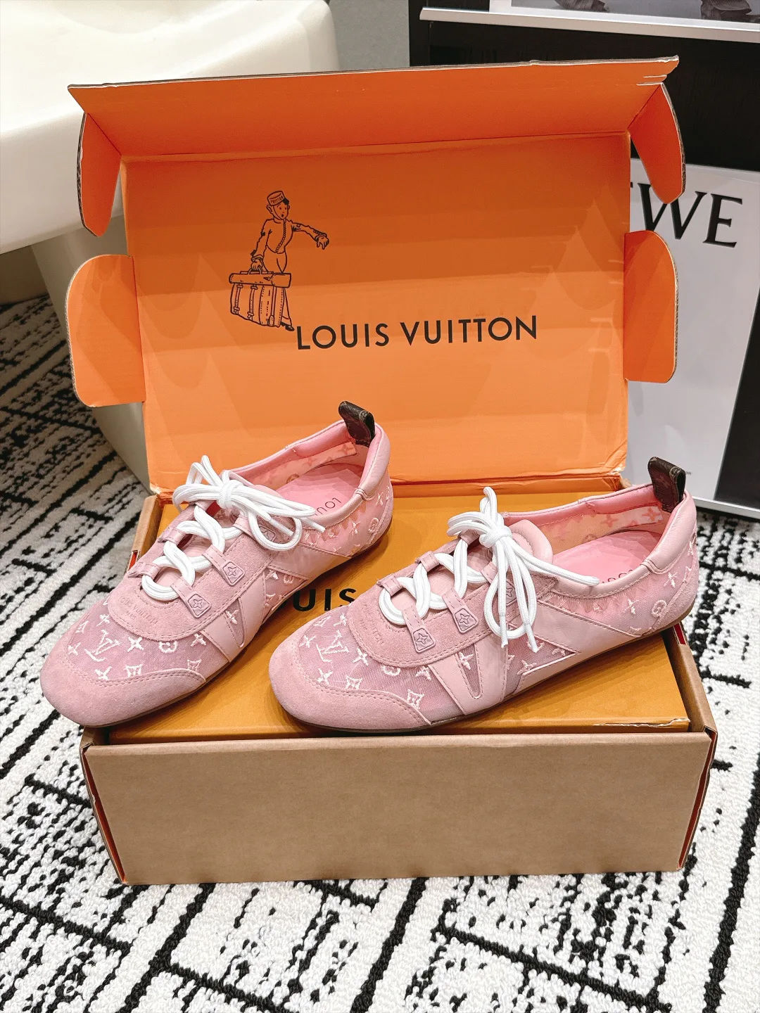 Women's Sneakers LOUIS VUITTON 17978319