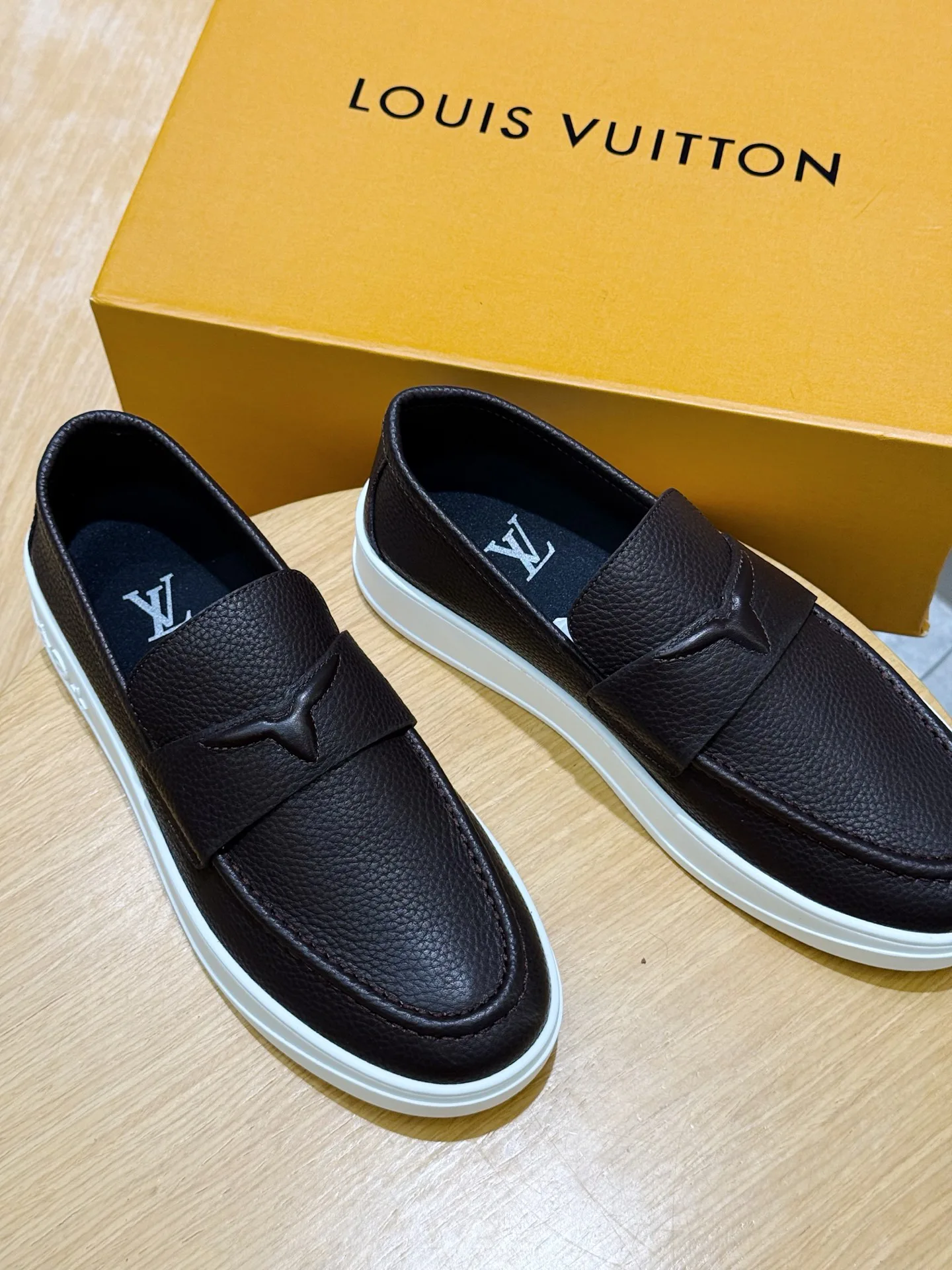 Men's Loafers And Dress Shoes LOUIS VUITTON 18100902