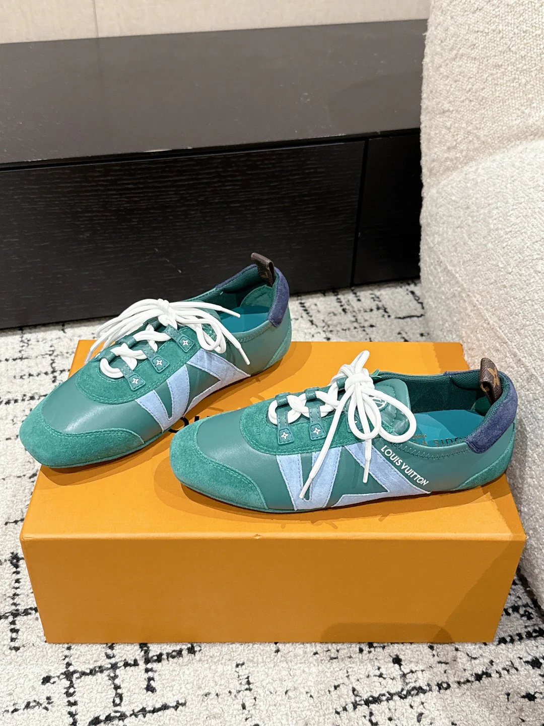 Women's Sneakers LOUIS VUITTON 18409752
