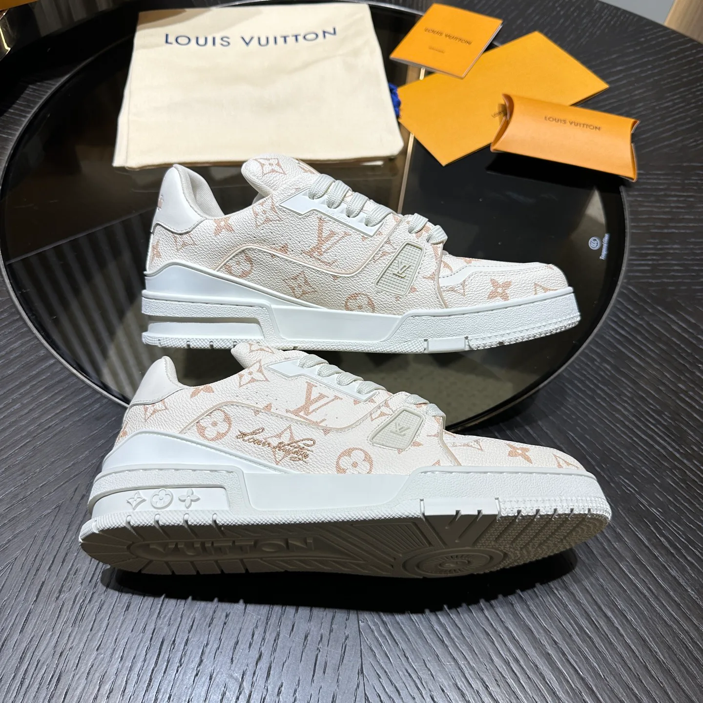 Men's Sneakers LOUIS VUITTON 18192385