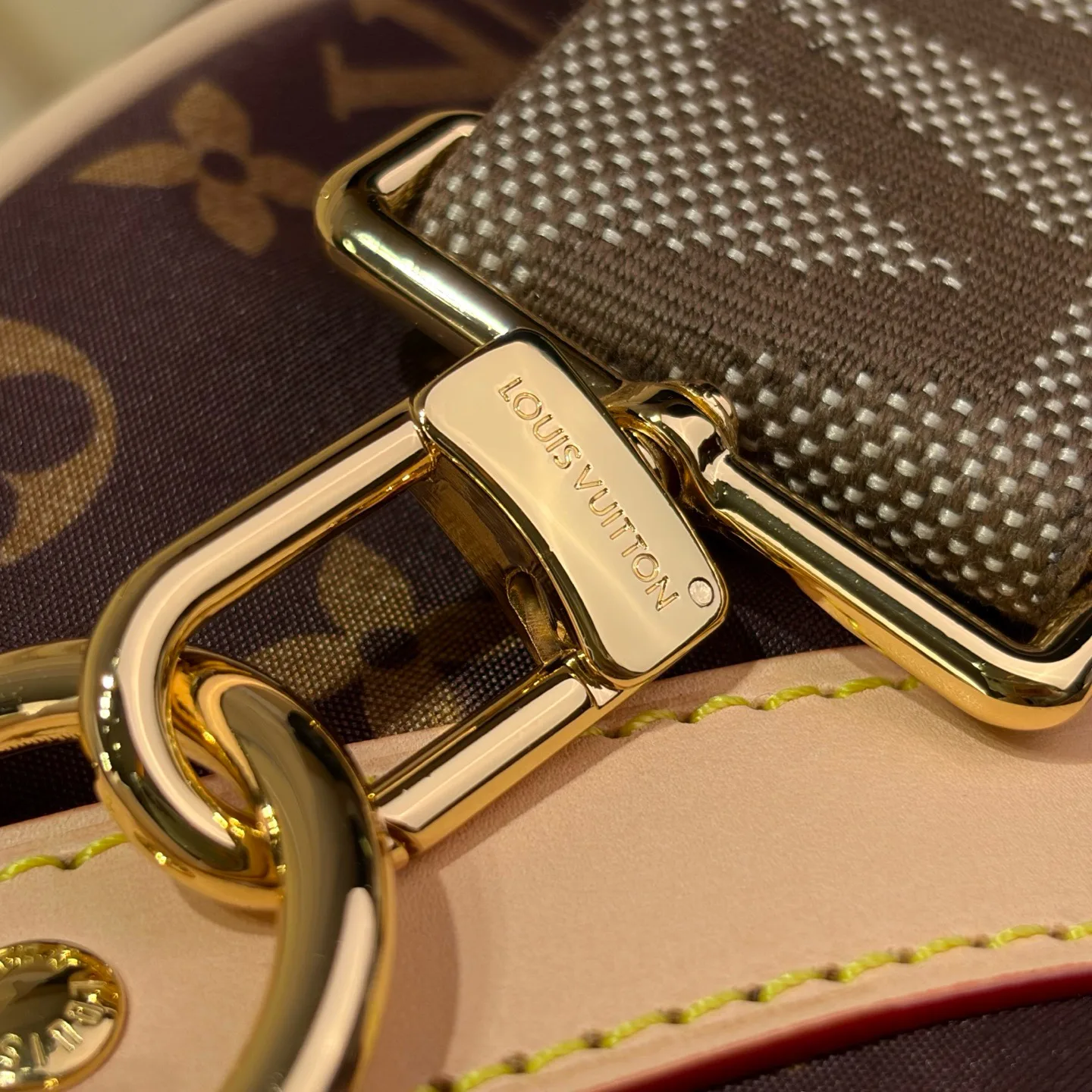 Women's Travel Bags LOUIS VUITTON 18240343