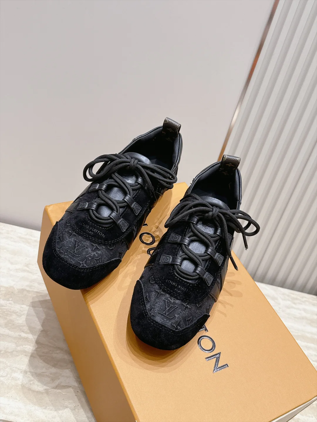 Women's Sneakers LOUIS VUITTON 18091989