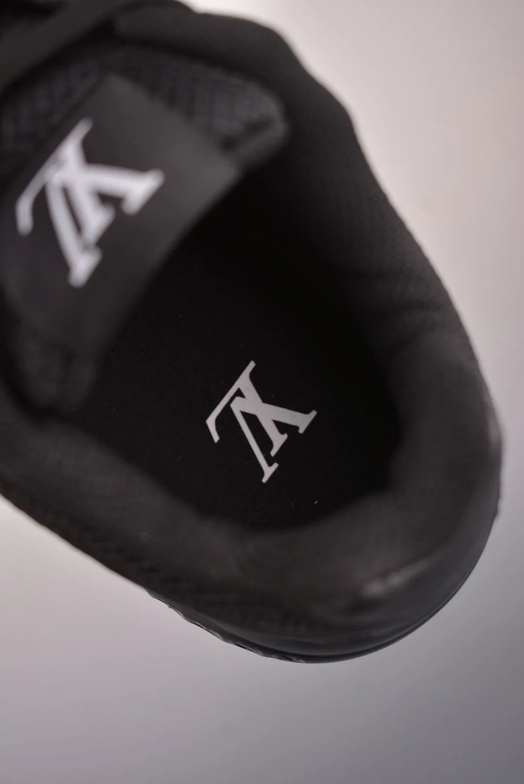 Men's Sneakers LOUIS VUITTON 17429976