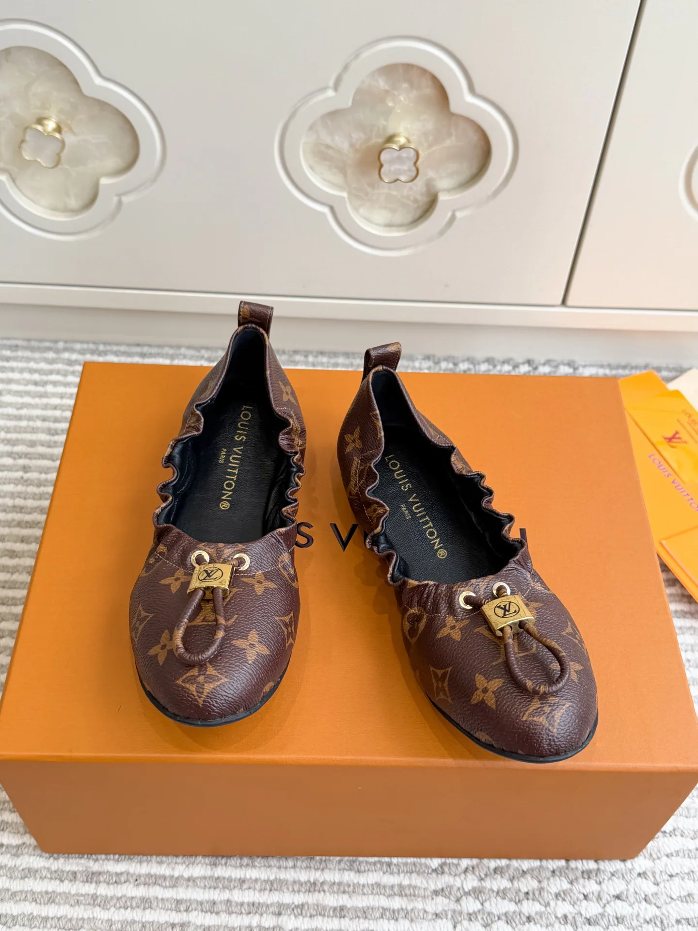 Women's Ballet Flats LOUIS VUITTON 18414277