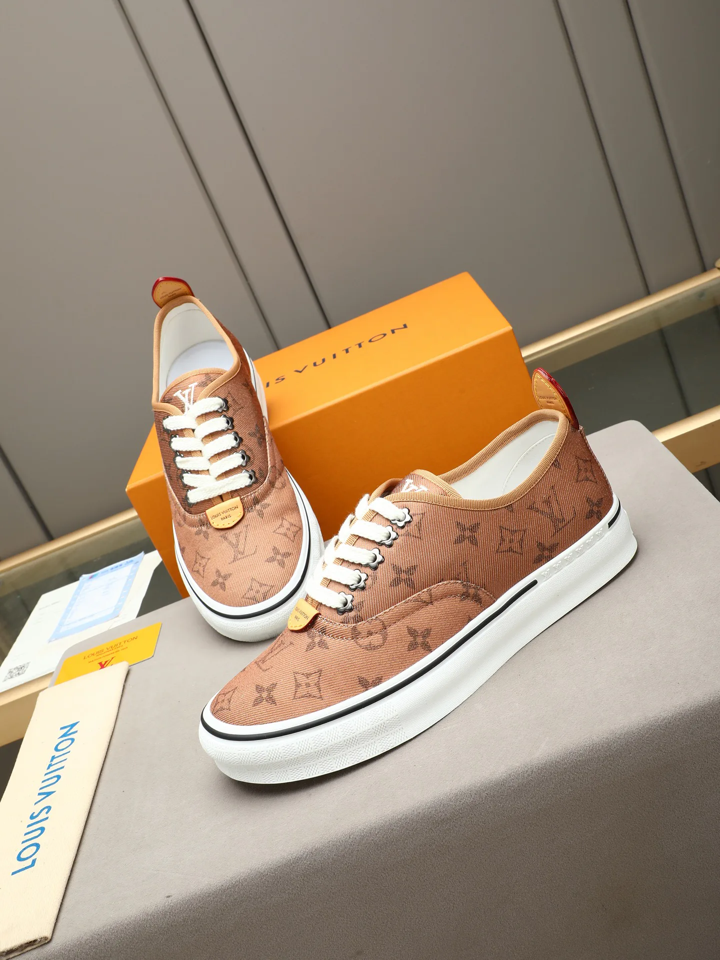 Women's Sneakers LOUIS VUITTON 17947260
