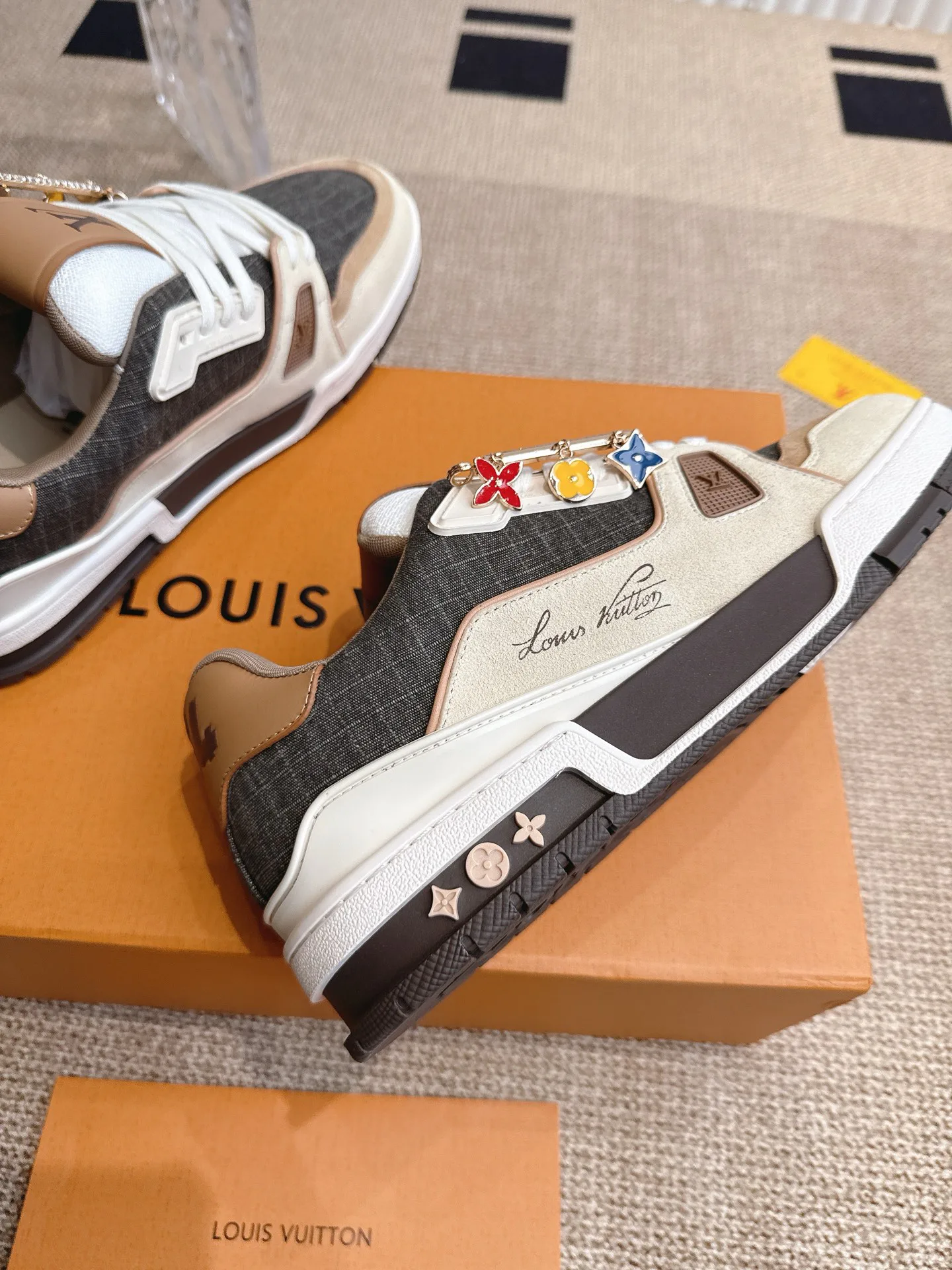 Women's Sneakers LOUIS VUITTON 18324760