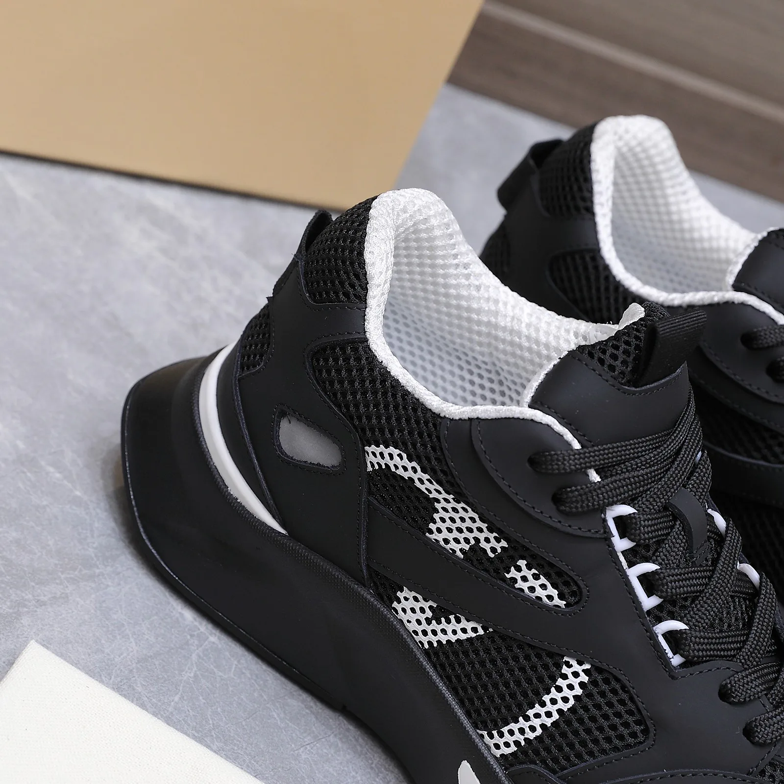 Men's Sneakers VALENTINO 17604590