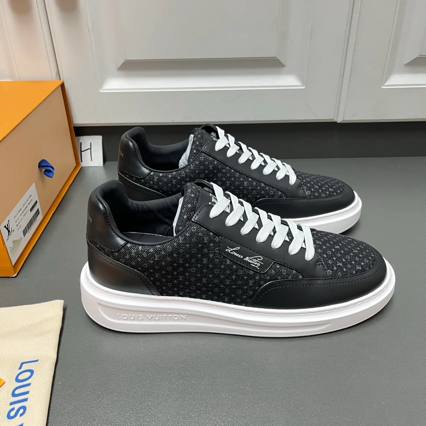 Men's Sneakers LOUIS VUITTON 18500171