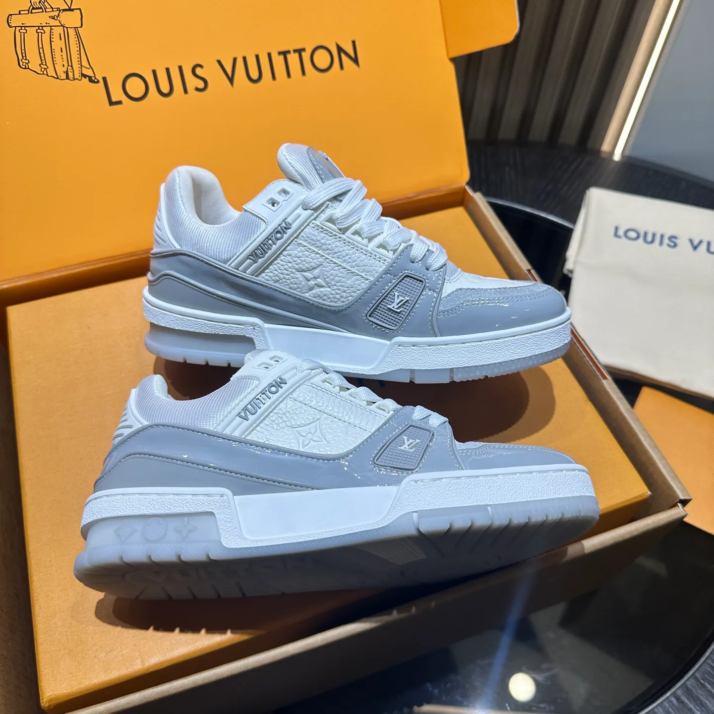Women's Sneakers LOUIS VUITTON 18192490