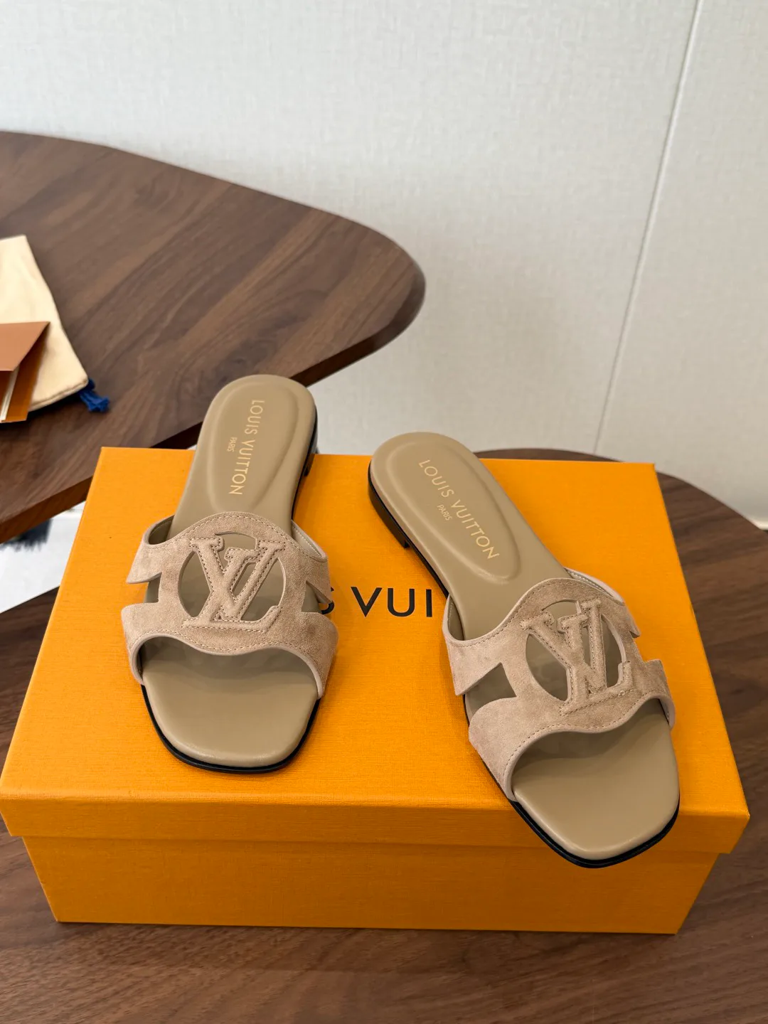 Шлепанцы Женские Louis Vuitton 18687453