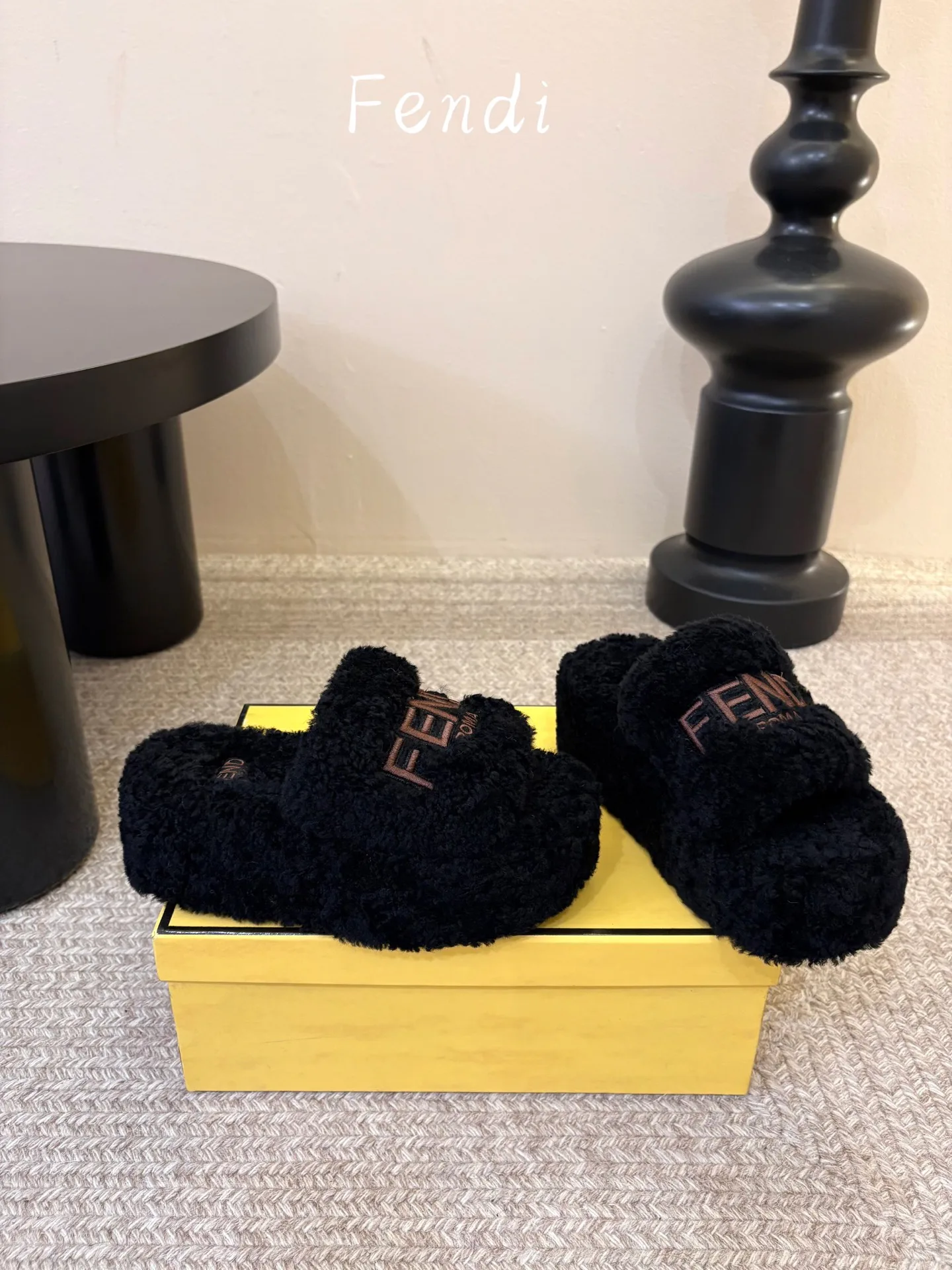 Women's Slippers FENDI 18132911