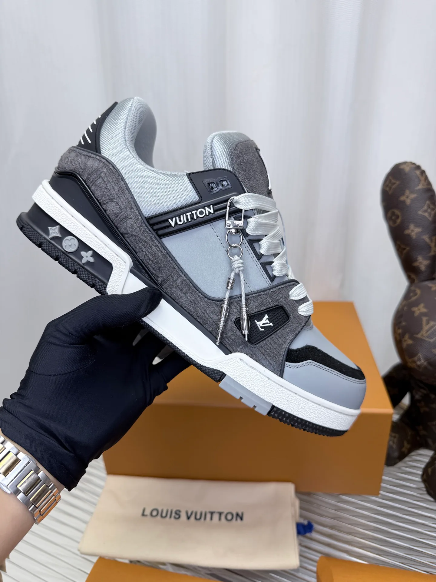 Men's Sneakers LOUIS VUITTON 18234390
