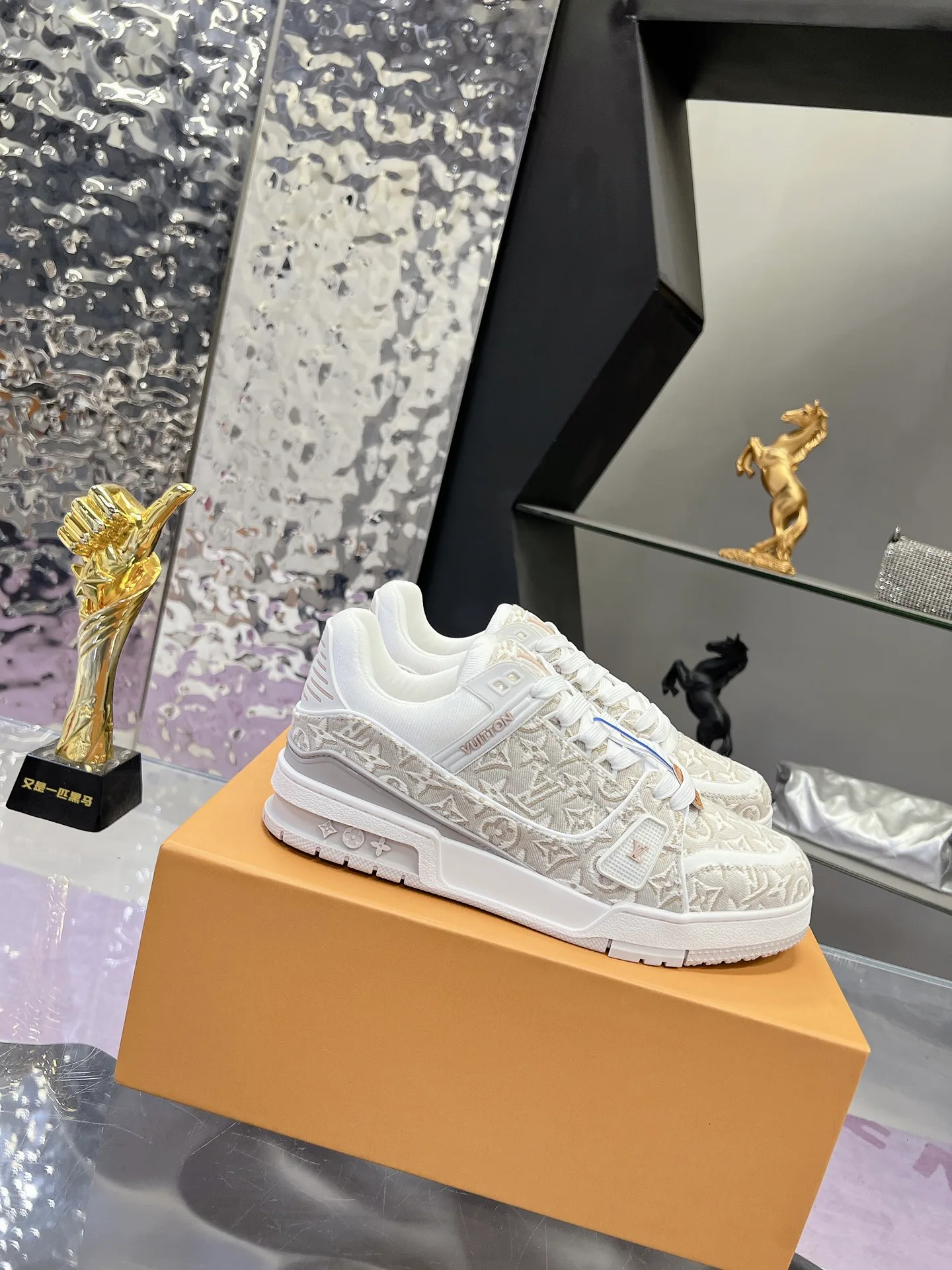 Men's Sneakers LOUIS VUITTON 17635618