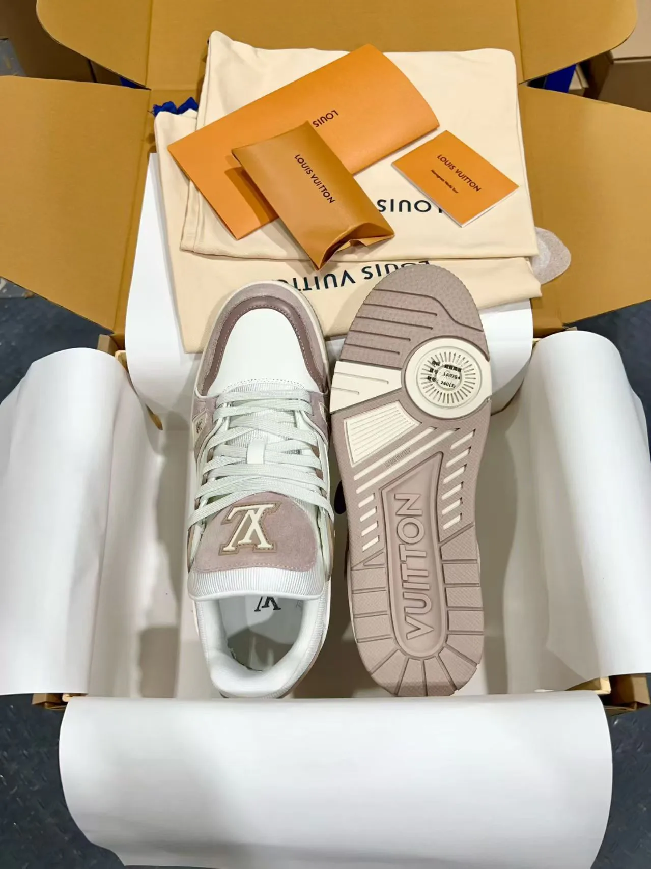 Women's Sneakers LOUIS VUITTON 18170736