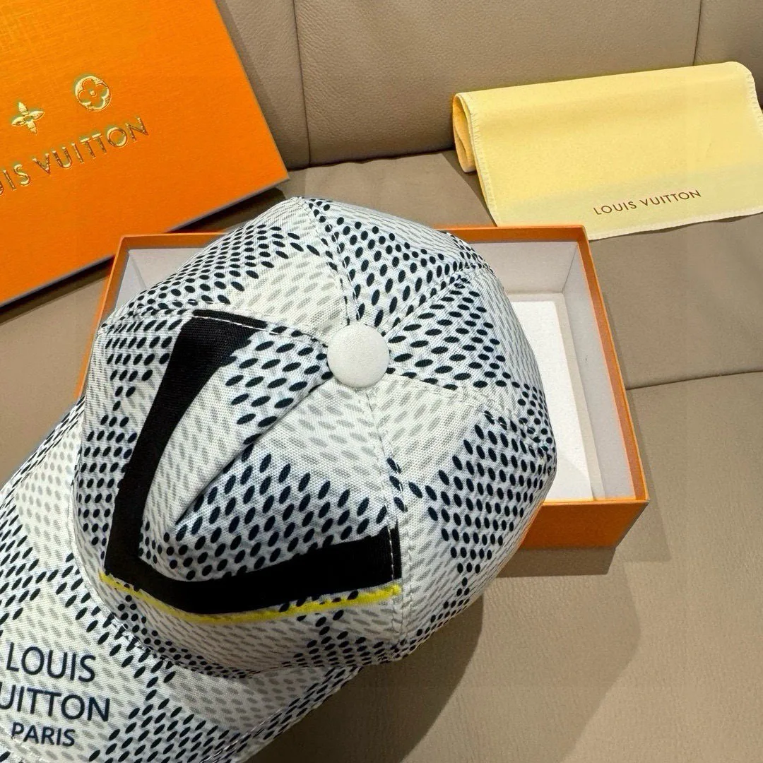 Hats LOUIS VUITTON 17604820