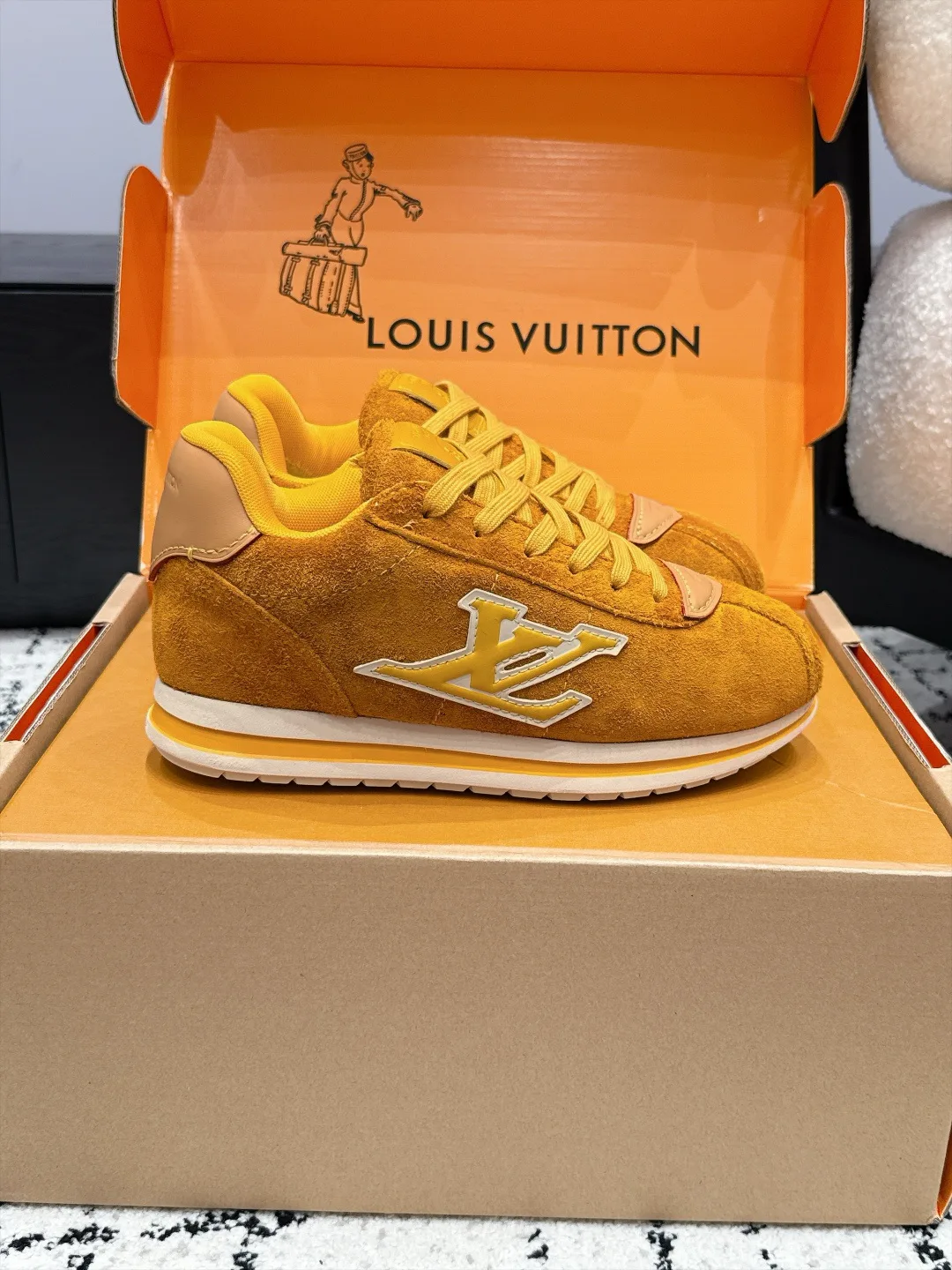 Women's Sneakers LOUIS VUITTON 18406463