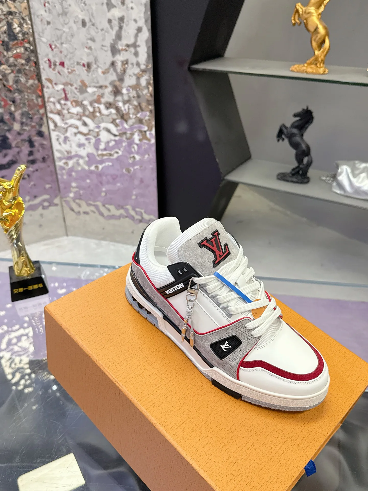 Women's Sneakers LOUIS VUITTON 17930925