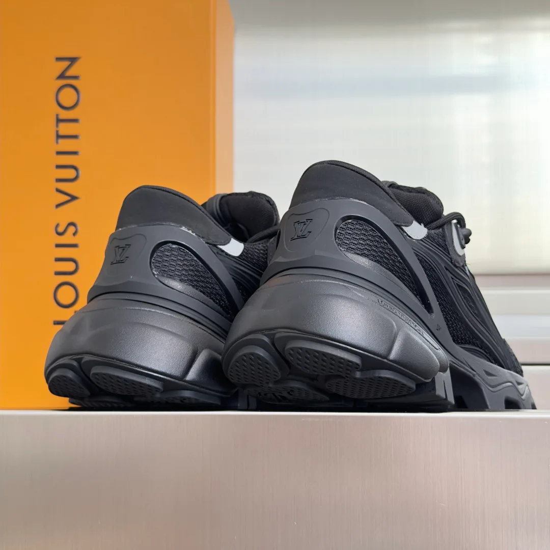 Women's Sneakers LOUIS VUITTON 17950389