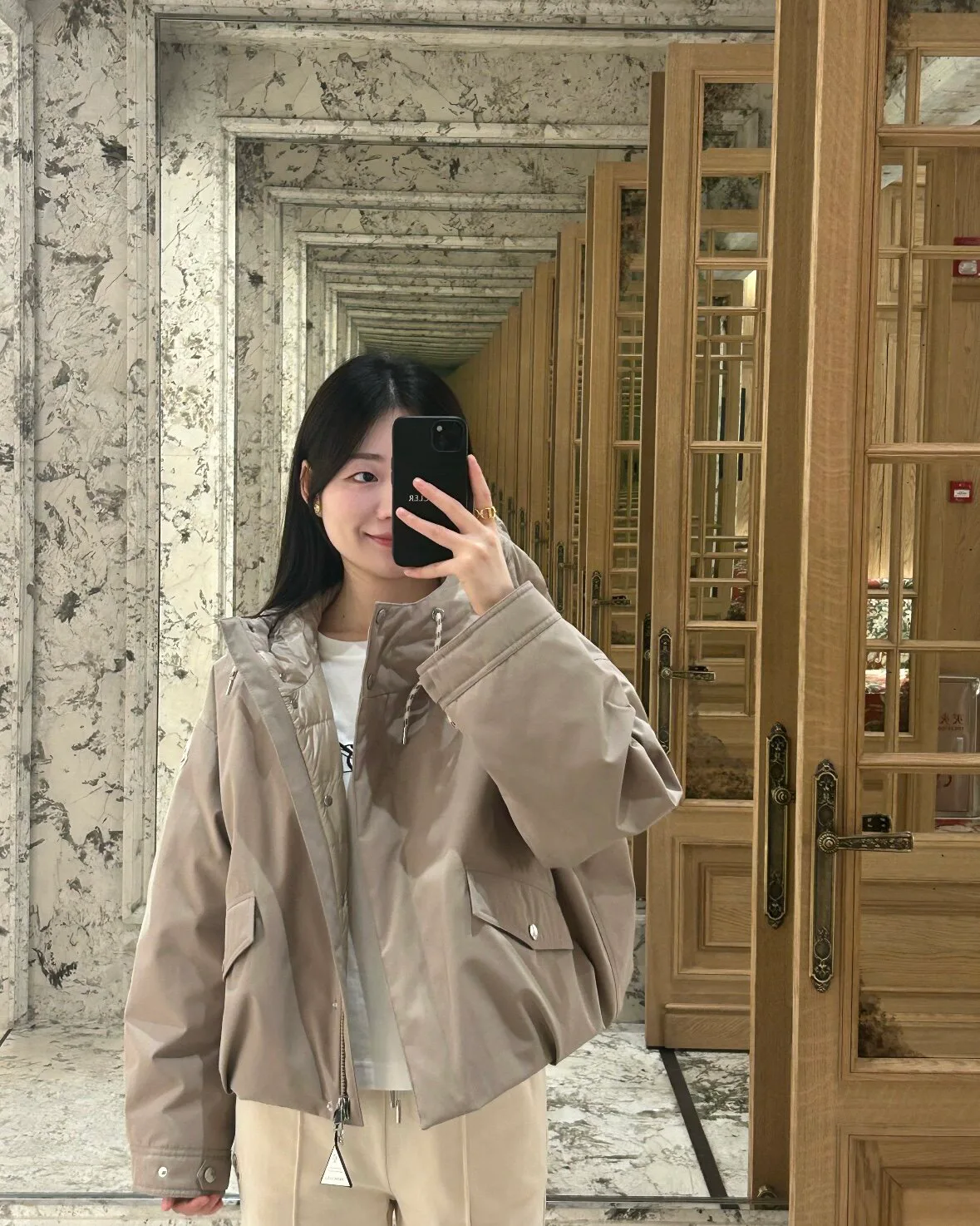 Women's Jackets And Down Jackets MONCLER 18402394