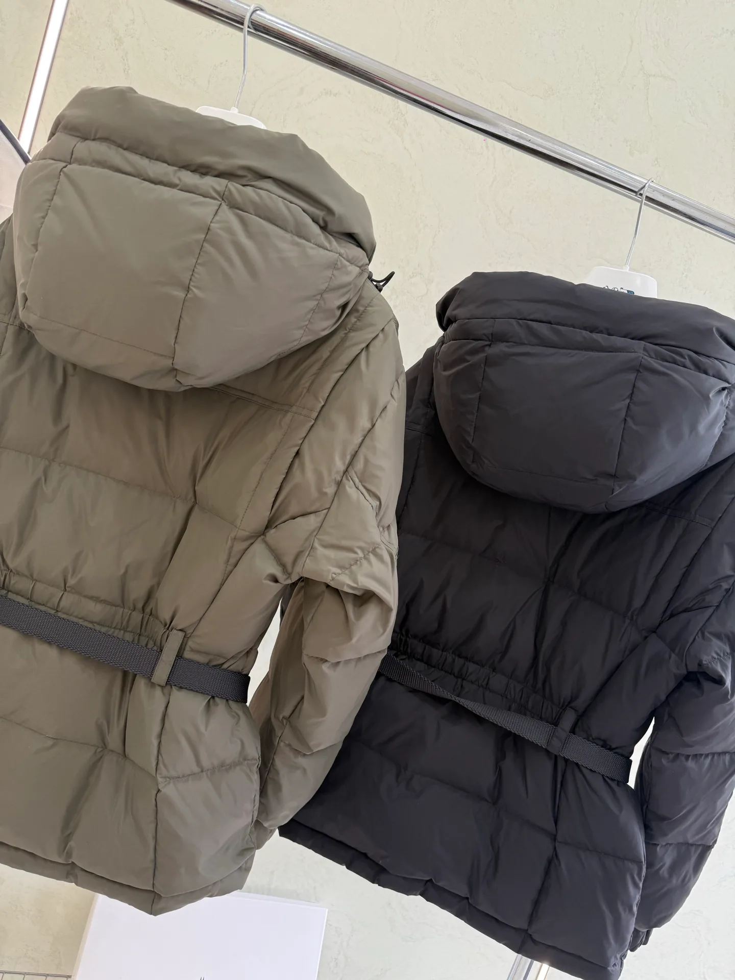 Women's Jackets And Down Jackets MONCLER 18043561