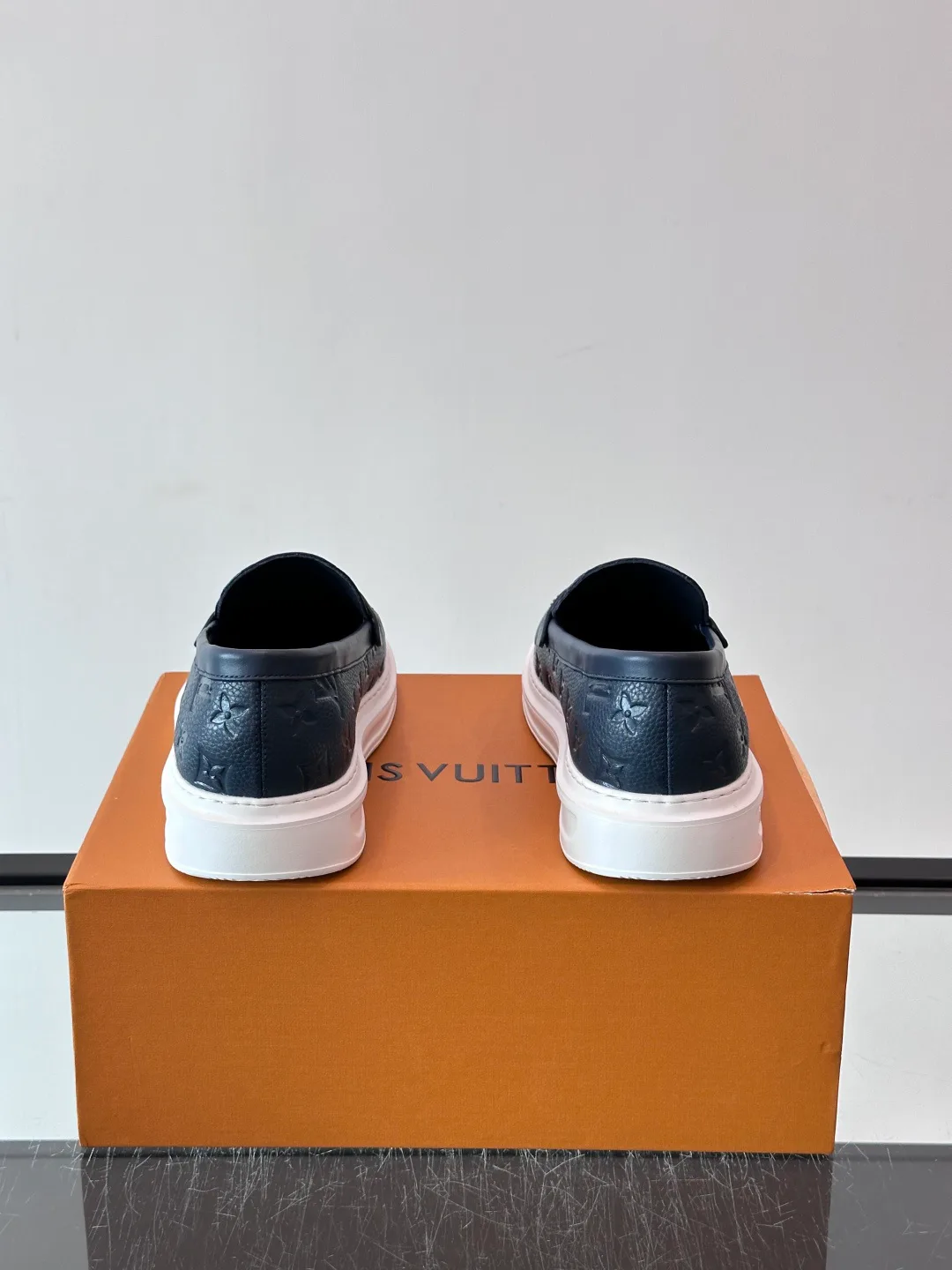 Men's Loafers And Dress Shoes LOUIS VUITTON 18400586