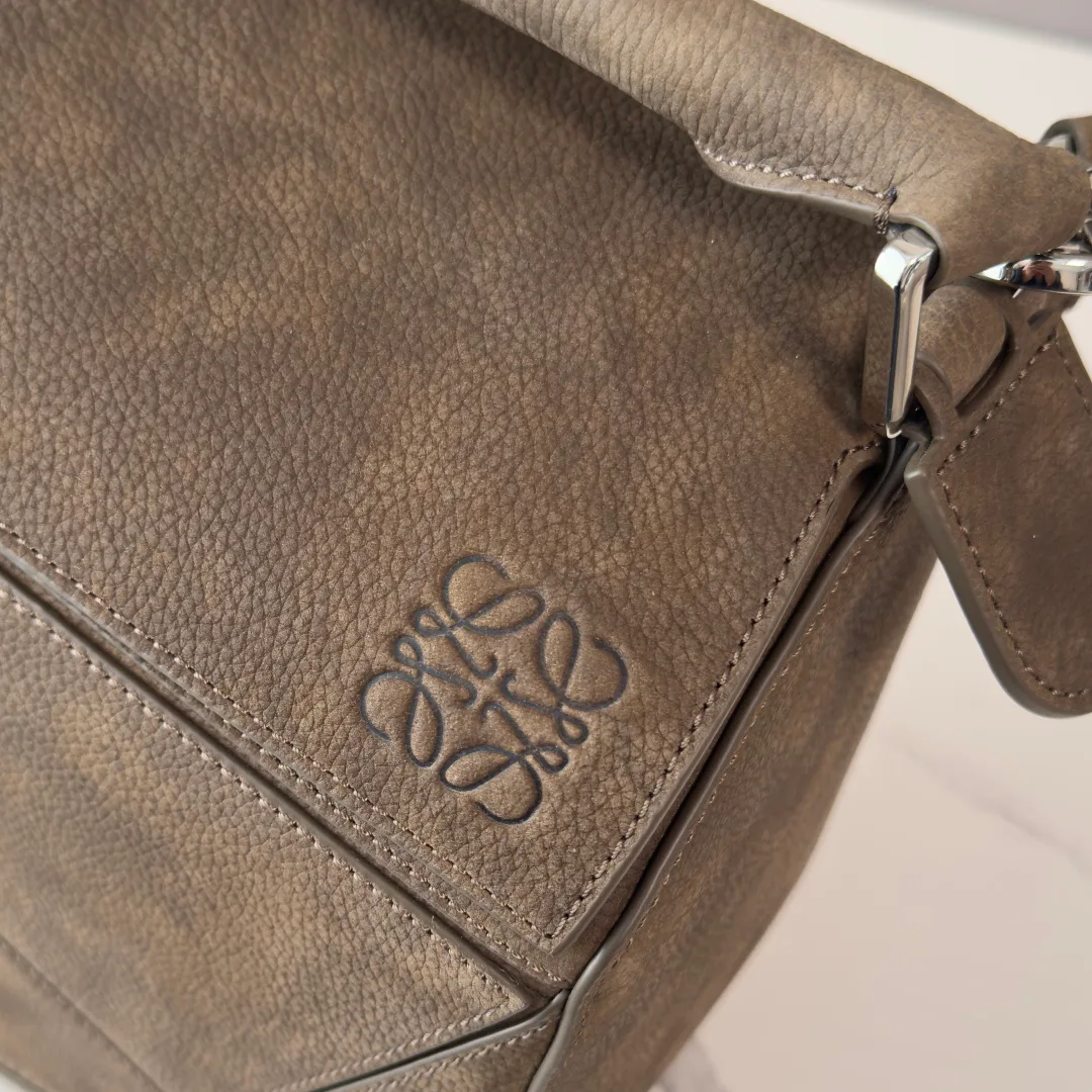 Women's Classic Handbags LOEWE 18030347