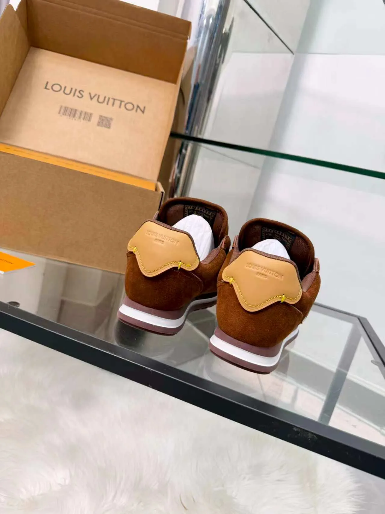 Women's Sneakers LOUIS VUITTON 18417396