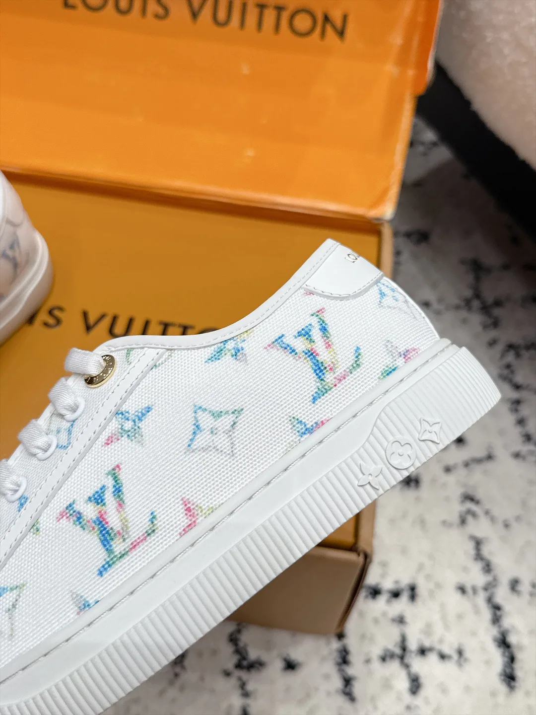 Women's Sneakers LOUIS VUITTON 18124797